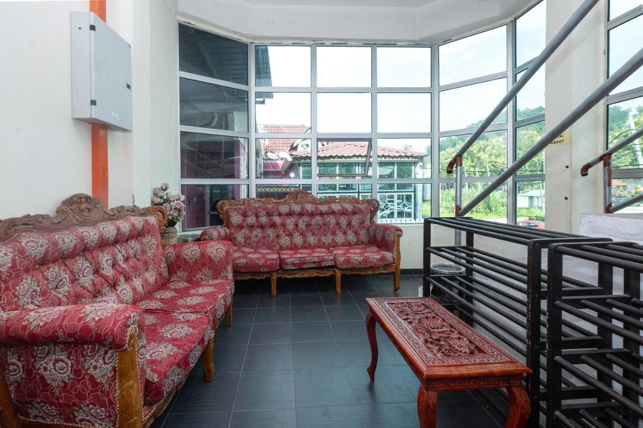 Oyo 89984 Noris Wang Homestay Lumut Exterior foto